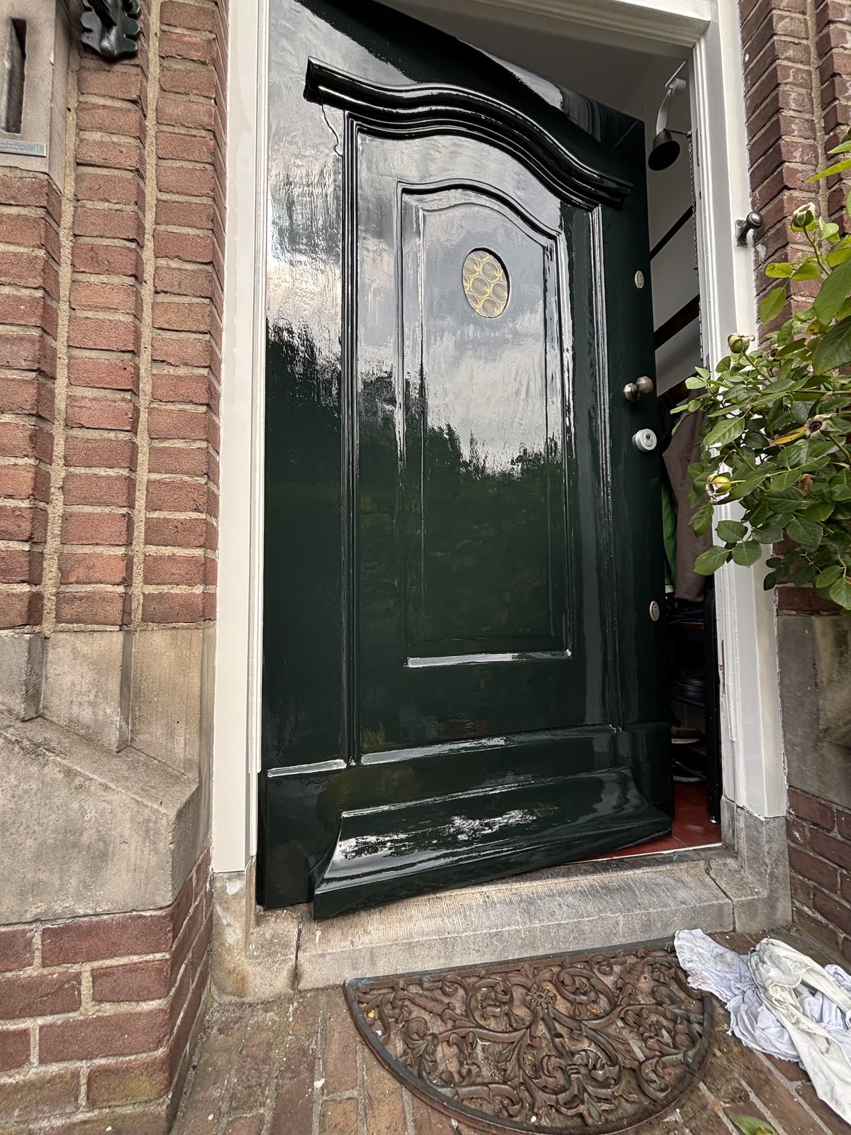 Na: dezelfde voordeur in hoogglans donkergroen gelakt